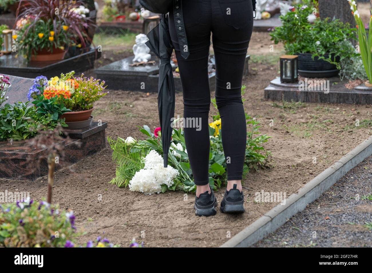 Dire Au revoir dans un cimetière est très émotionnel Banque D'Images