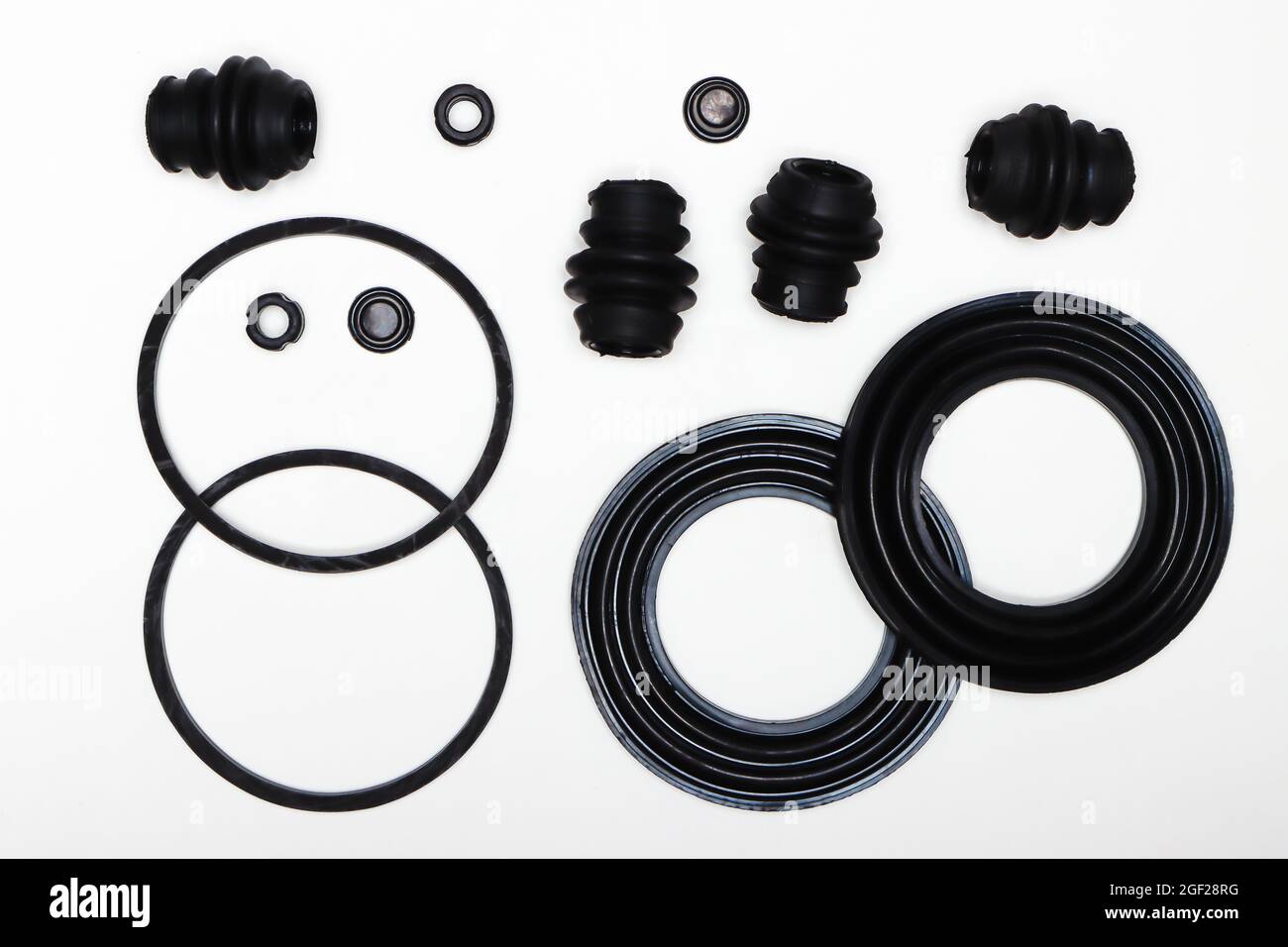 Bagues en caoutchouc, joints statiques, joints d'étanchéité d'huile, pièces de réparation de la machine. Jeu de pièces de rechange pour l'entretien du système de freinage d'un véhicule. Détails sur fond blanc, espace de copie disponible. Banque D'Images