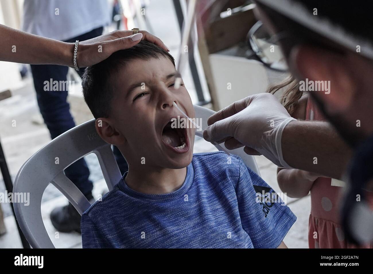 Jérusalem, Israël. 23 août 2021. Les ambulanciers paramédicaux de Magen David Adom, en tant qu'organisation israélienne de la Croix-Rouge et chef de file du SGE, effectuent des tests rapides d'Antigen Covid-19 sur les non vaccinés âgés de plus de trois ans. Un résultat négatif accorde un Green Pass de 24 heures et un accès à des lieux publics intérieurs et à des événements, conformément aux nouvelles restrictions imposées par le gouvernement. Une passe verte à long terme est accordée uniquement aux personnes entièrement vaccinées ou récupérées du coronavirus. Israël combat une quatrième vague de COVID-19 composée principalement de la variante Delta. Crédit : NIR Amon/Alamy Live News Banque D'Images