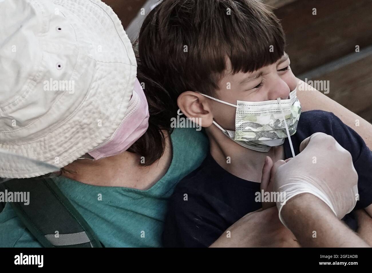 Jérusalem, Israël. 23 août 2021. Les ambulanciers paramédicaux de Magen David Adom, en tant qu'organisation israélienne de la Croix-Rouge et chef de file du SGE, effectuent des tests rapides d'Antigen Covid-19 sur les non vaccinés âgés de plus de trois ans. Un résultat négatif accorde un Green Pass de 24 heures et un accès à des lieux publics intérieurs et à des événements, conformément aux nouvelles restrictions imposées par le gouvernement. Une passe verte à long terme est accordée uniquement aux personnes entièrement vaccinées ou récupérées du coronavirus. Israël combat une quatrième vague de COVID-19 composée principalement de la variante Delta. Crédit : NIR Amon/Alamy Live News Banque D'Images