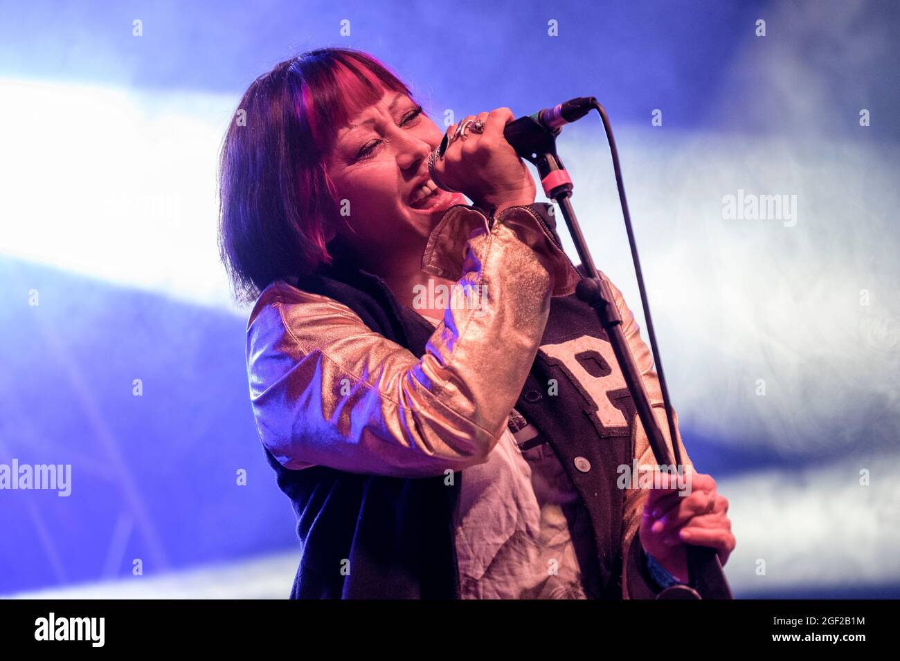 Farnham, Royaume-Uni, 22 août 2021. Safran (Samantha Marie Sprackling) du groupe electronica Republica qui se déroule au festival de musique de Weyfest. Crédit : MusicLive/Alamy Live News Banque D'Images