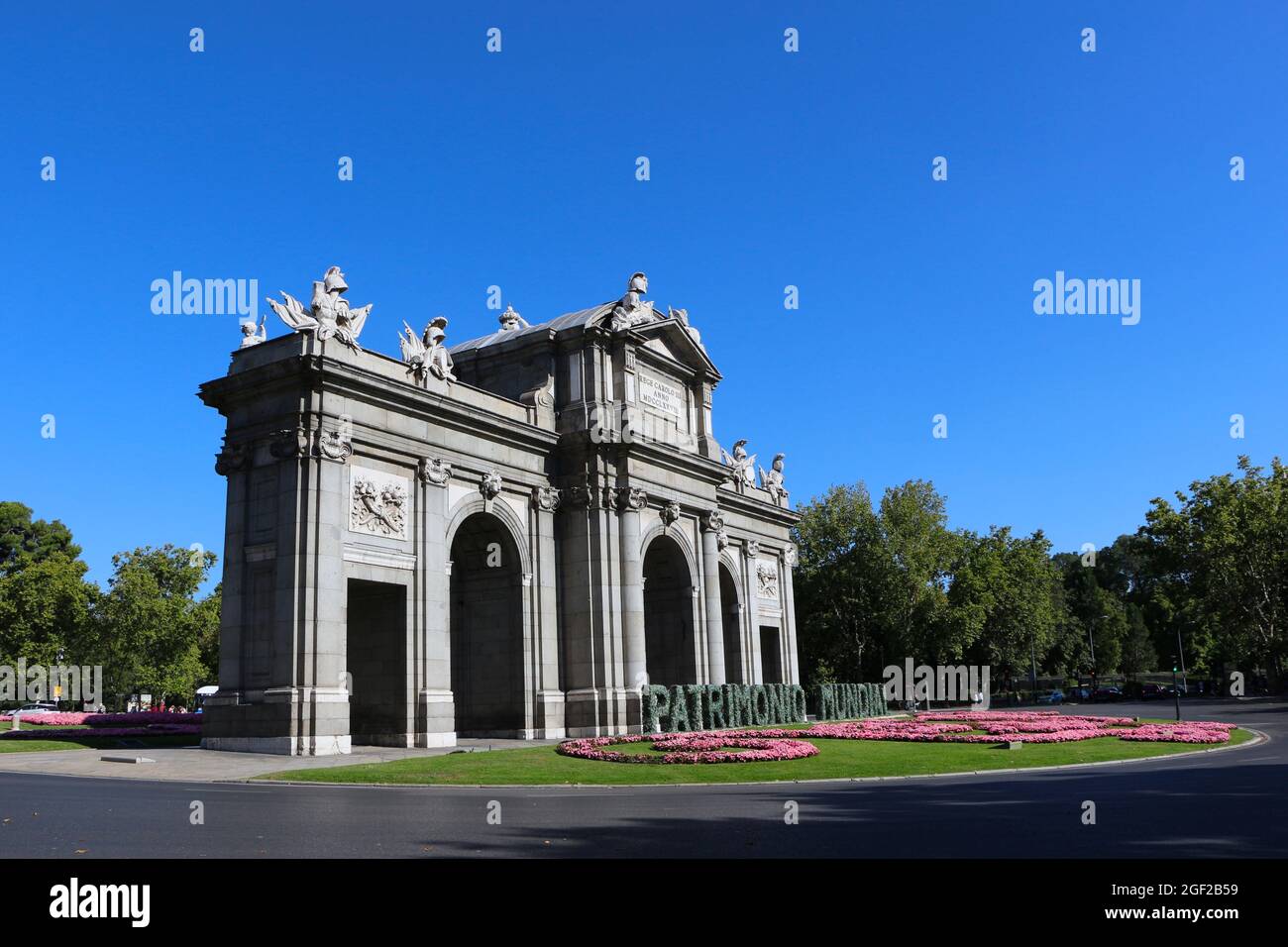 Le rond-point de la Puerta de Alcala, au centre de Madrid, en Espagne, à côté de l'entrée du parc Retiro, classé au patrimoine mondial de l'UNESCO Banque D'Images