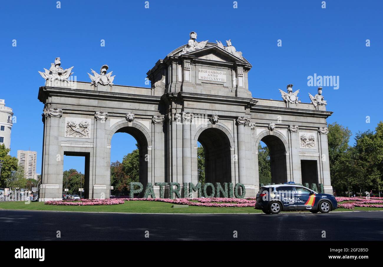 Le rond-point de la Puerta de Alcala, au centre de Madrid, en Espagne, à côté de l'entrée du parc Retiro, classé au patrimoine mondial de l'UNESCO Banque D'Images