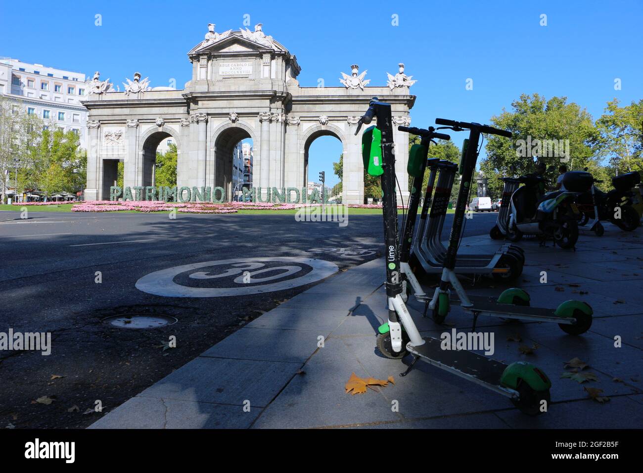 Le rond-point de la Puerta de Alcala, au centre de Madrid, en Espagne, à côté de l'entrée du parc Retiro, classé au patrimoine mondial de l'UNESCO Banque D'Images