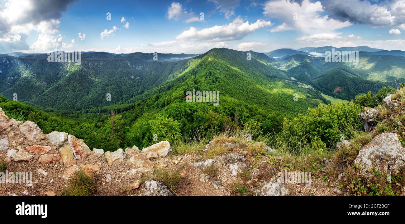 Slovaquie - Muranska planina, paysage de montagne vert Banque D'Images