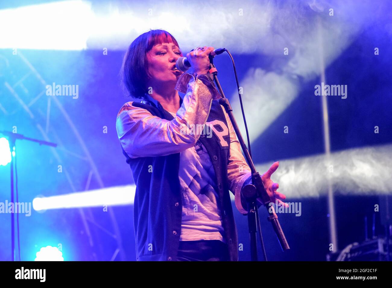 Farnham, Royaume-Uni, 22 août 2021. Safran (Samantha Marie Sprackling) du groupe electronica Republica qui se déroule au festival de musique de Weyfest. Crédit : MusicLive/Alamy Live News Banque D'Images