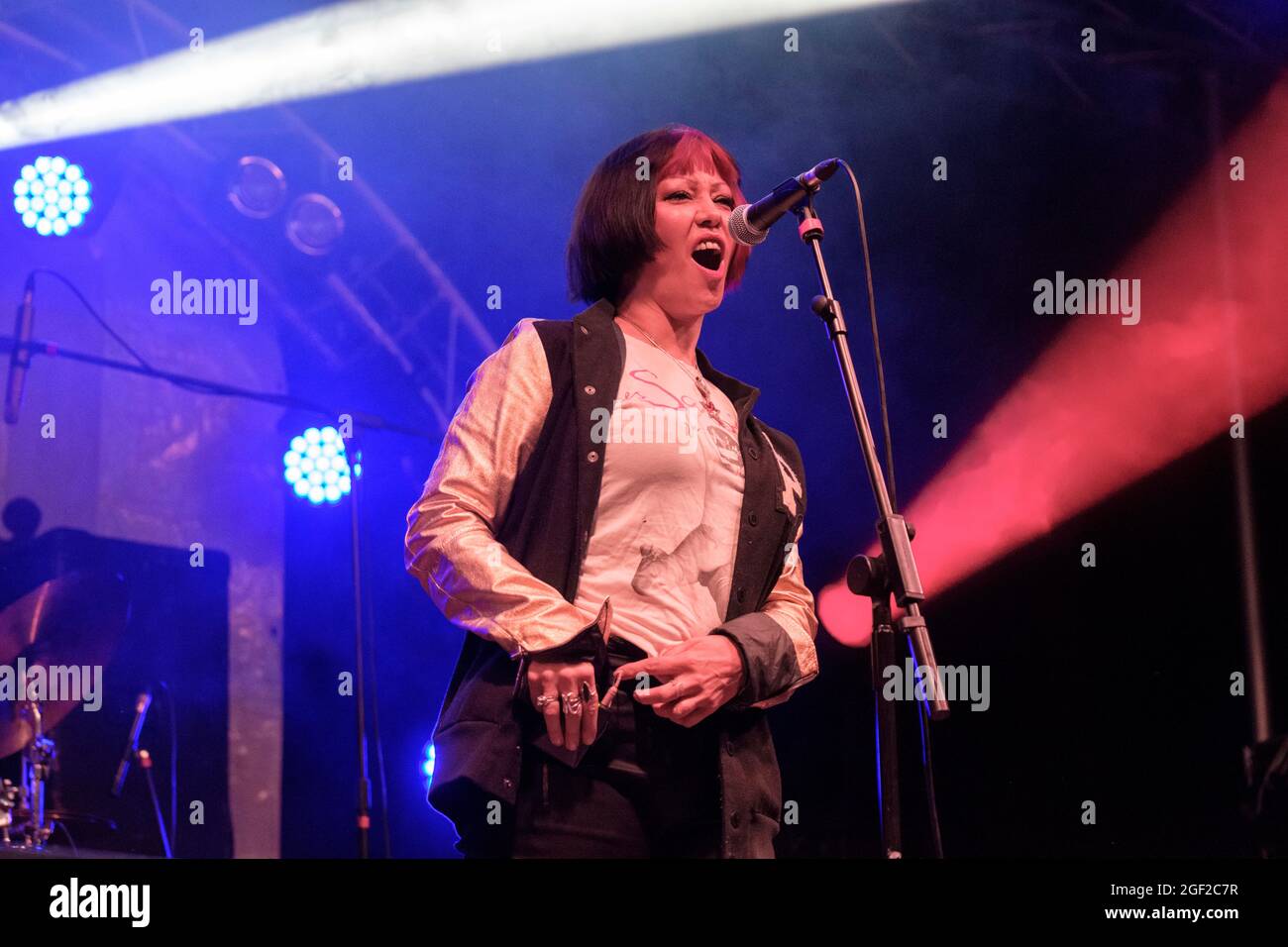 Farnham, Royaume-Uni, 22 août 2021. Safran (Samantha Marie Sprackling) du groupe electronica Republica qui se déroule au festival de musique de Weyfest. Crédit : MusicLive/Alamy Live News Banque D'Images