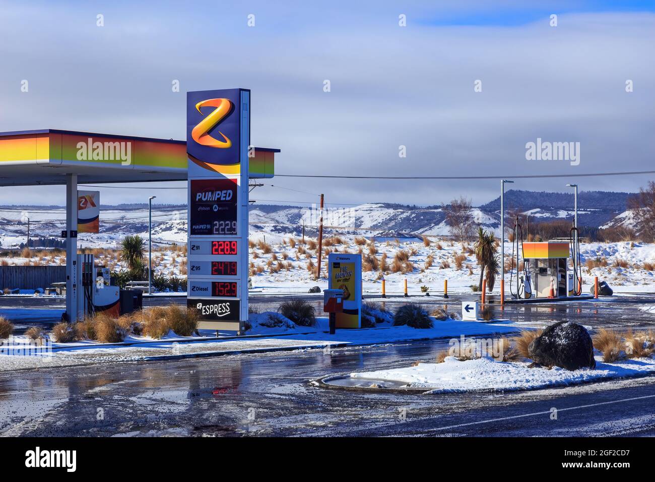 La station-service Z Energy de Waiouru, en Nouvelle-Zélande, par une journée enneigée d'hiver Banque D'Images