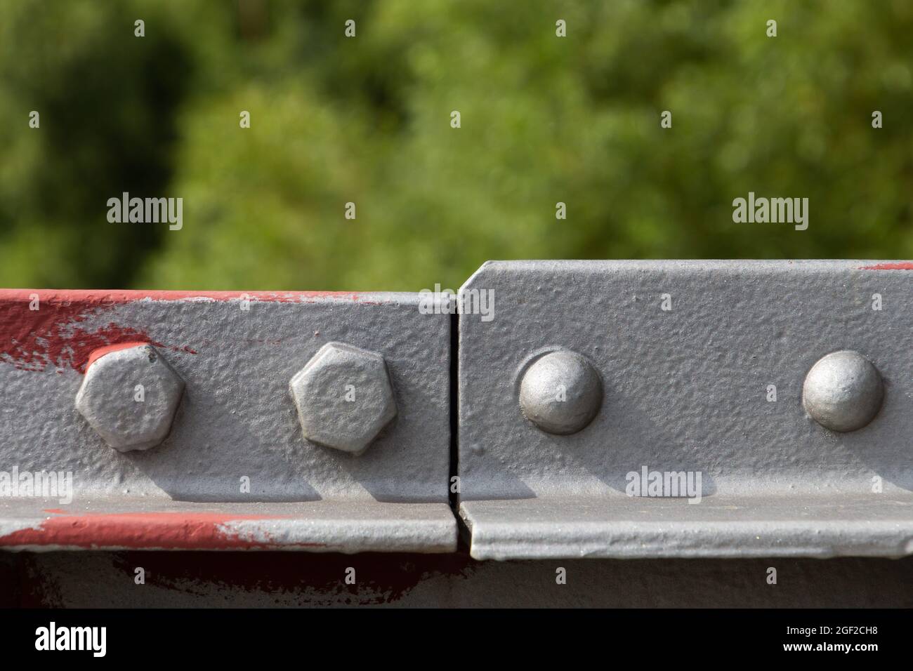 La main courante du pont est reliée par un boulon, un écrou et un rivet peints avec de la peinture primaire Banque D'Images