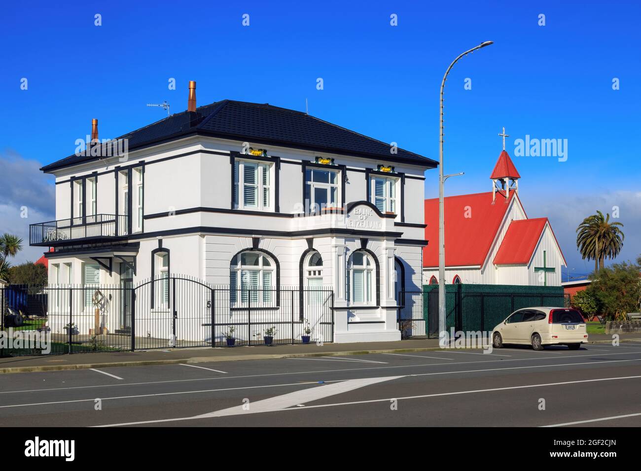 L'édifice historique de la Banque de Nouvelle-Zélande (1913) et l'église anglicane All Saints à Foxton, en Nouvelle-Zélande Banque D'Images