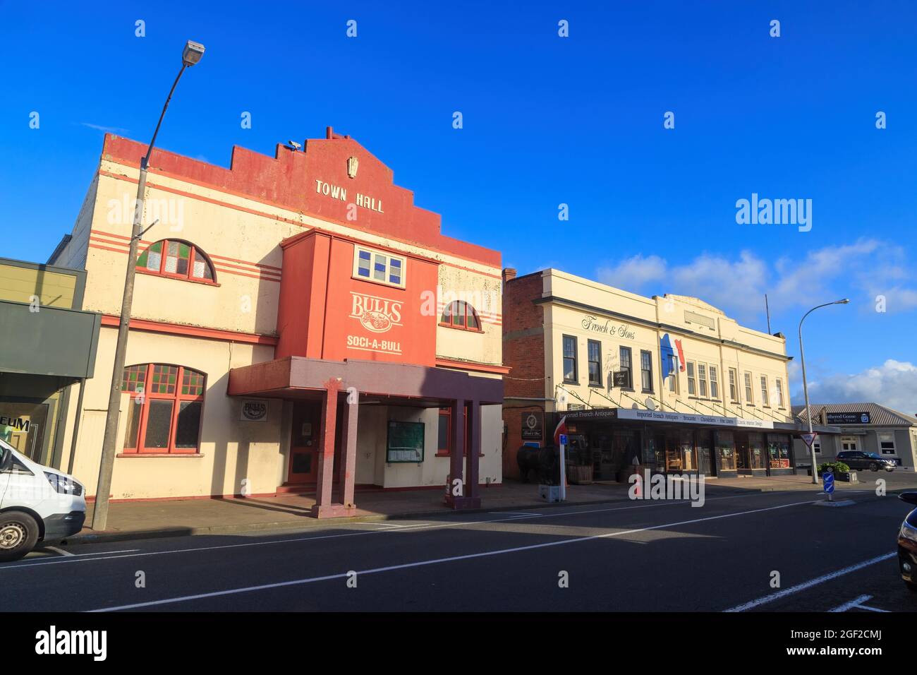 Bulls, Nouvelle-Zélande. L'hôtel de ville, avec le slogan 'Soci-a-Bull', l'un des nombreux puns liés aux taureaux de cette ville Banque D'Images