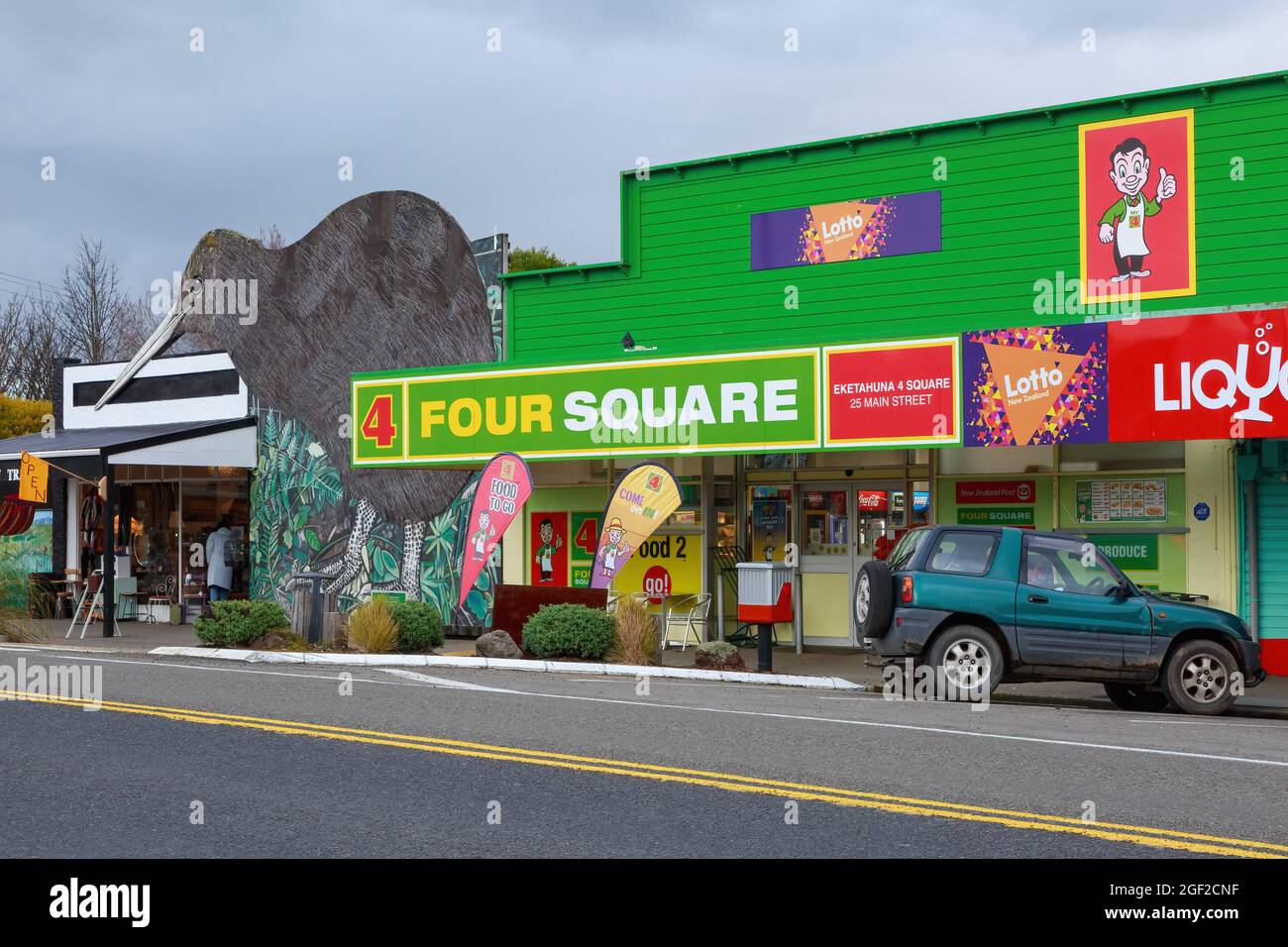 Eketahuna, un petit village rural en Nouvelle-Zélande. Le supermarché four Square et l'un des nombreux panneaux kiwi de la ville Banque D'Images