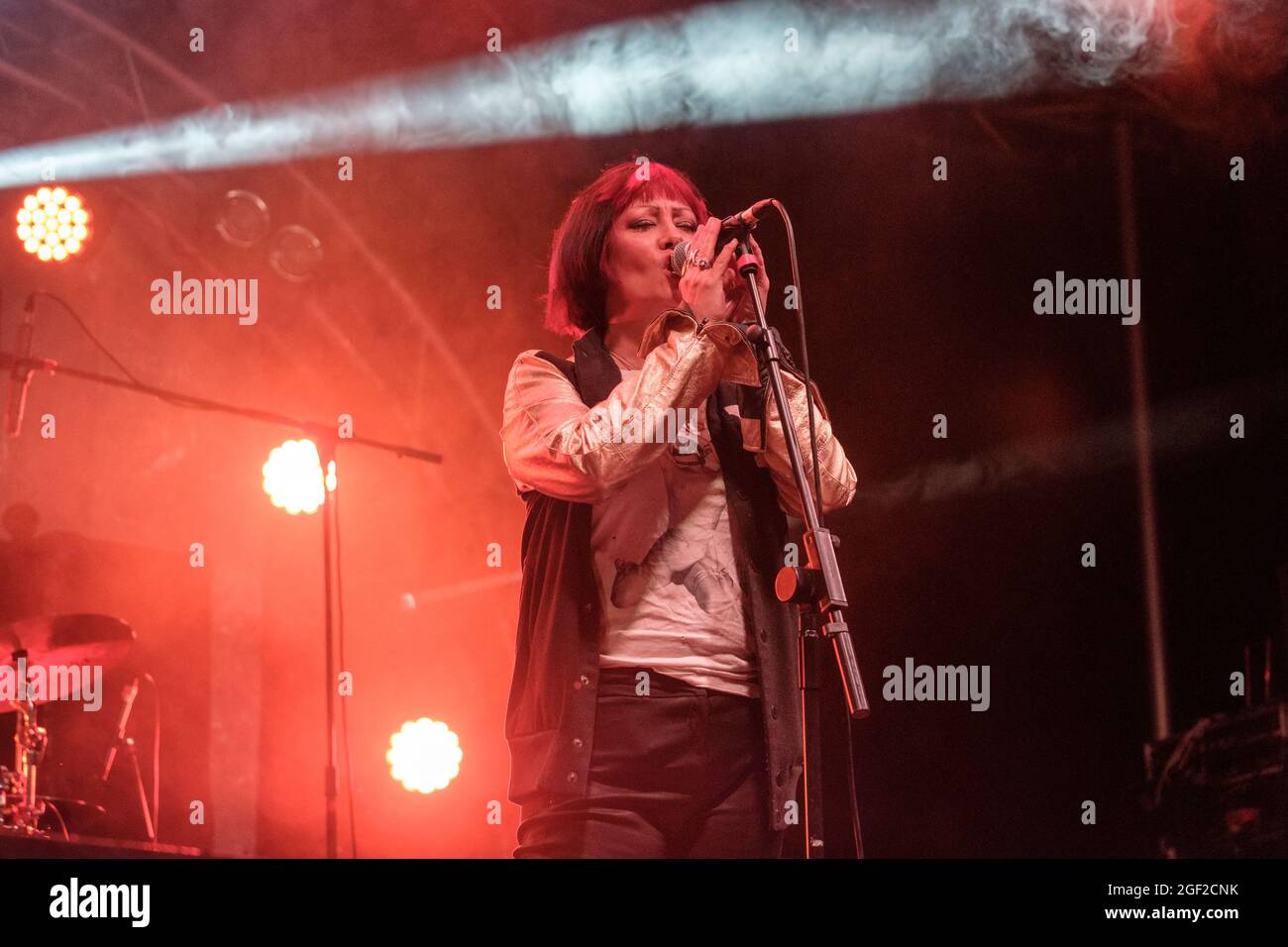 Farnham, Royaume-Uni, 22 août 2021. Safran (Samantha Marie Sprackling) du groupe electronica Republica qui se déroule au festival de musique de Weyfest. Crédit : MusicLive/Alamy Live News Banque D'Images