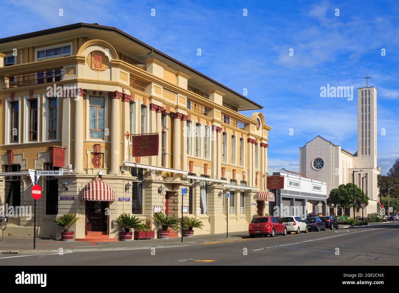 Napier, Nouvelle-Zélande. L'historique County Hotel (1909), avec la cathédrale Waiapu de Saint John l'évangéliste en arrière-plan Banque D'Images