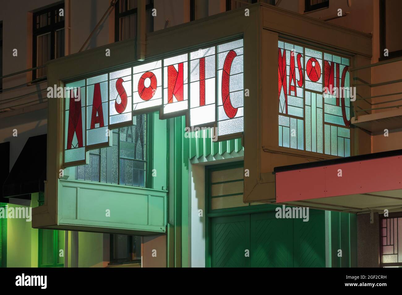 Napier, Nouvelle-Zélande. Le portique en vitraux donne sur l'entrée de l'hôtel Masonic (1932), l'un des nombreux bâtiments Art déco de la ville Banque D'Images