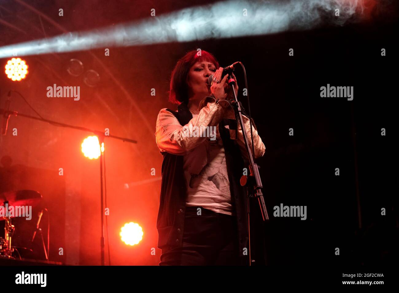 Farnham, Royaume-Uni, 22 août 2021. Safran (Samantha Marie Sprackling) du groupe electronica Republica qui se déroule au festival de musique de Weyfest. Crédit : MusicLive/Alamy Live News Banque D'Images