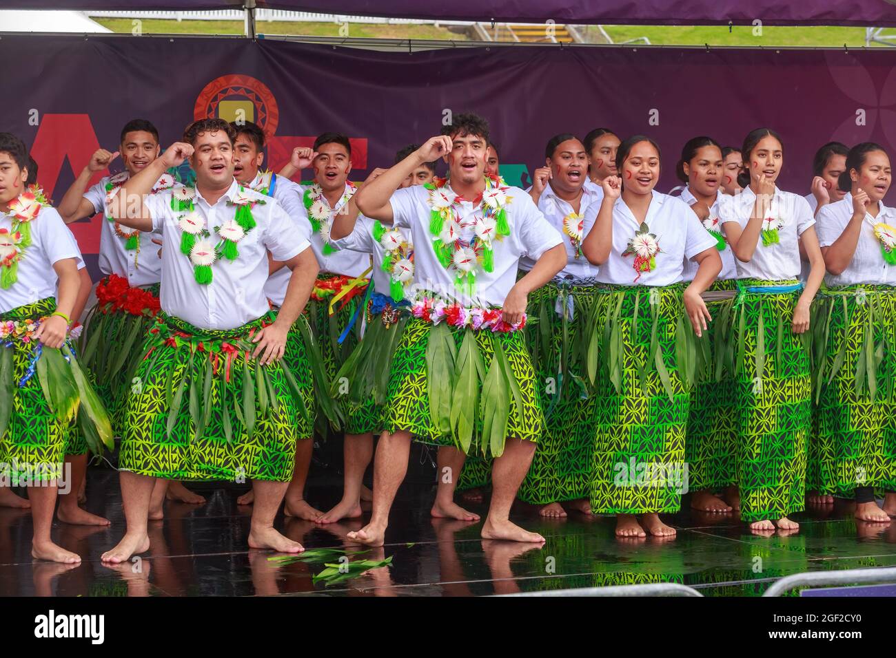 Des jeunes fidjiens hommes et femmes dansent sur scène pendant la fête de Pasifika, une célébration de la culture de l'île du Pacifique à Auckland, en Nouvelle-Zélande Banque D'Images