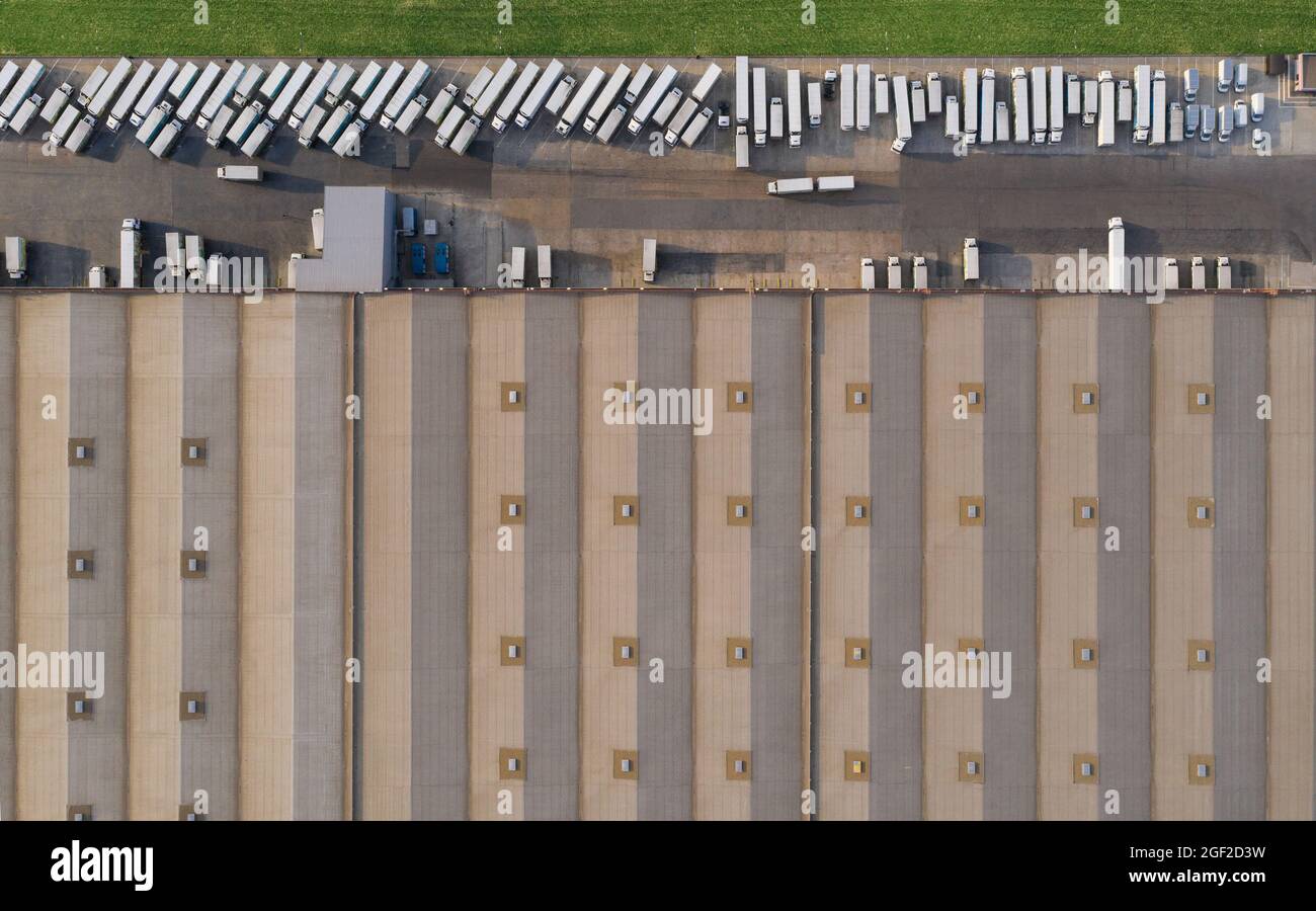 Vue aérienne d'un grand centre logistique. Distribution et livraison de marchandises Banque D'Images