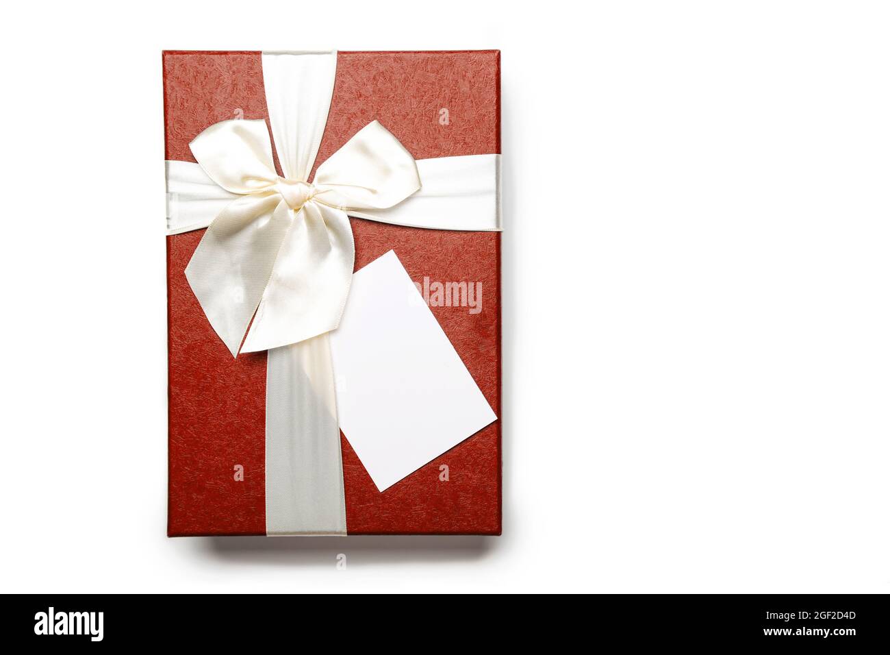 Maquette de boîte cadeau avec étiquette cadeau blanche vierge vide. Cadeau  de Noël, d'anniversaire ou de mariage. Arrière-plan isolé Photo Stock -  Alamy