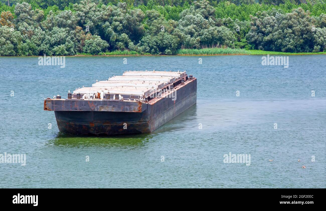 la barge transporte des cargaisons sur la rivière.Mise au point sélective Banque D'Images