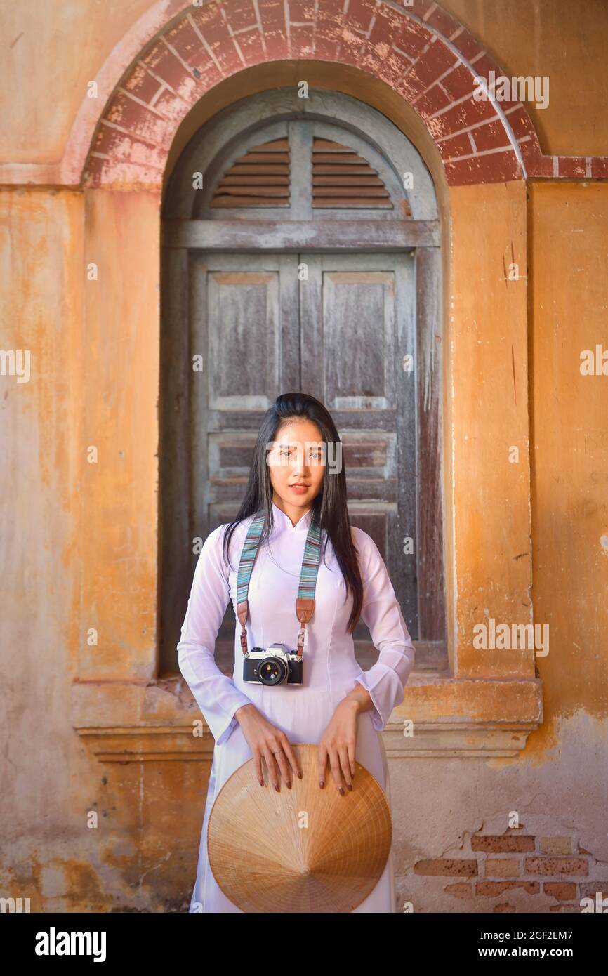 Belle femme avec une robe traditionnelle de la culture du Vietnam,costume  traditionnel ,style vintage,Vietnam Photo Stock - Alamy
