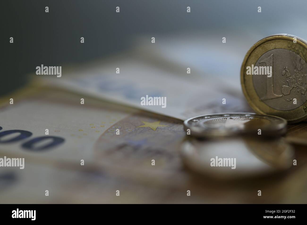 Money.Euro pièces et billets en euros sur fond vert. Banque D'Images