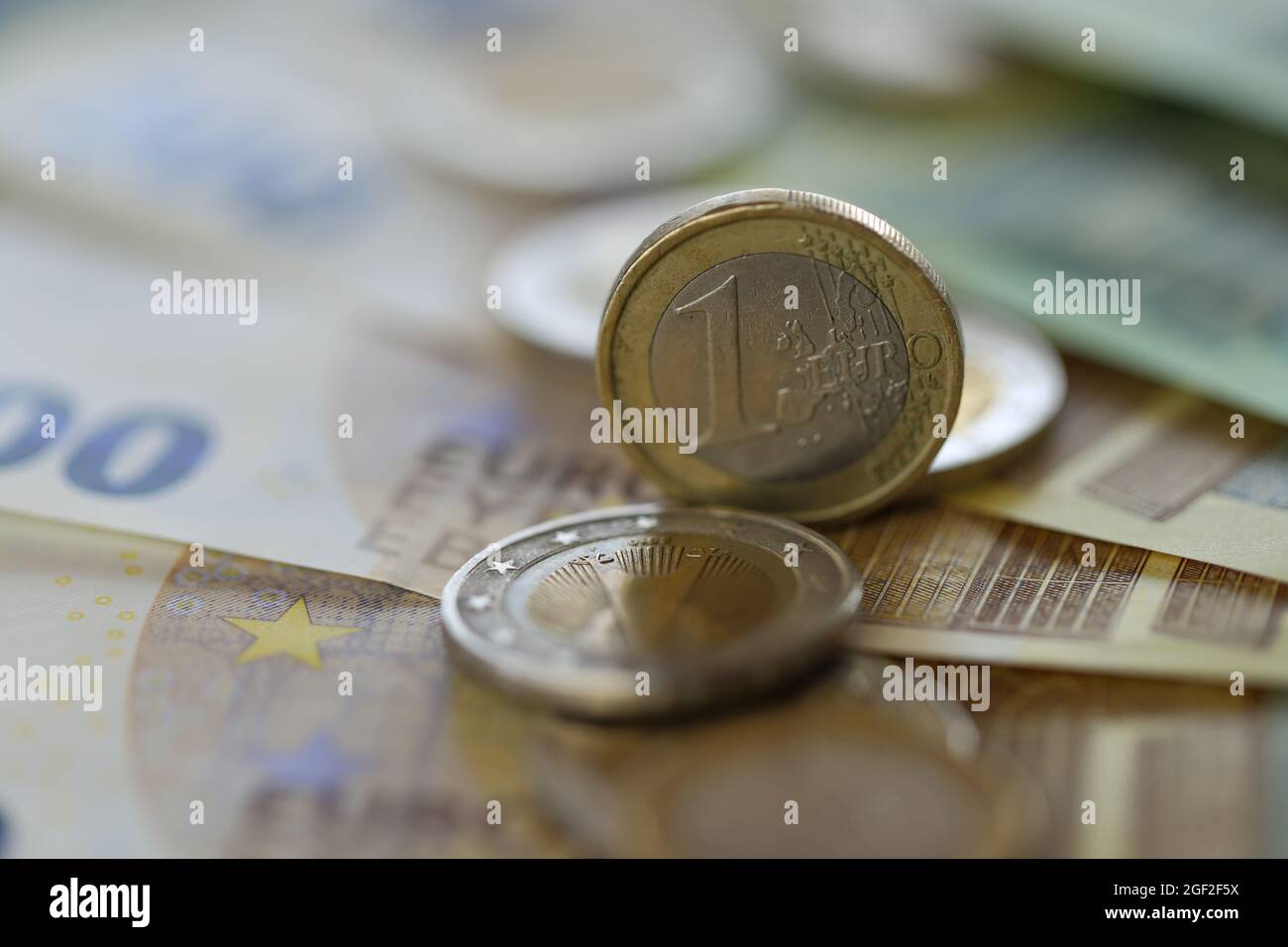 Monnaie.pièces en euros et billets en euros Banque D'Images