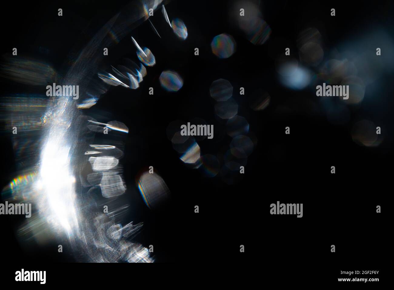 Abstrait flou de lentille arc-en-ciel éclat bokeh sur fond noir. Superposition de photos Banque D'Images