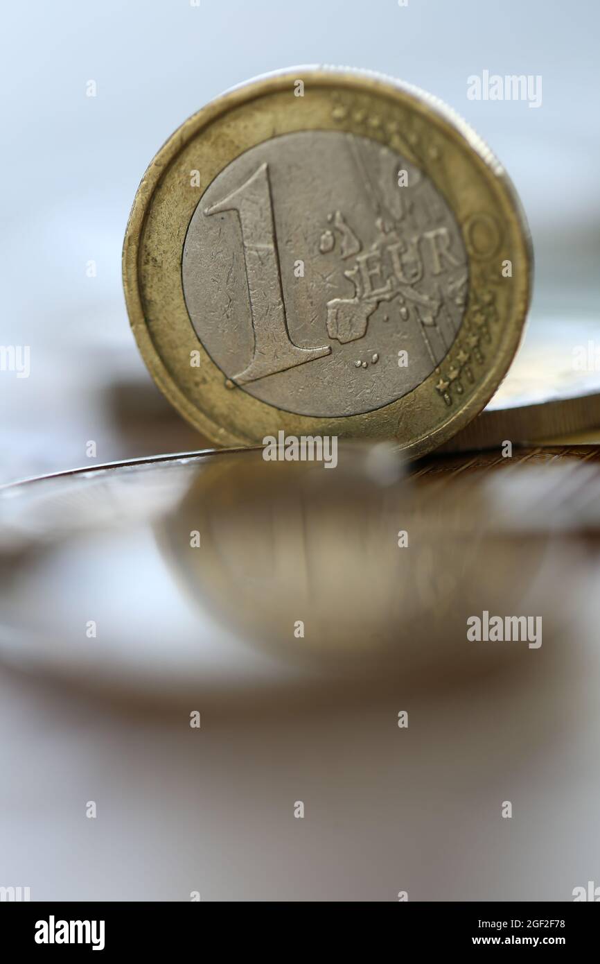 Monnaie.pièces en euros et billets en euros sur fond vert. Pièces en euros. Banque D'Images