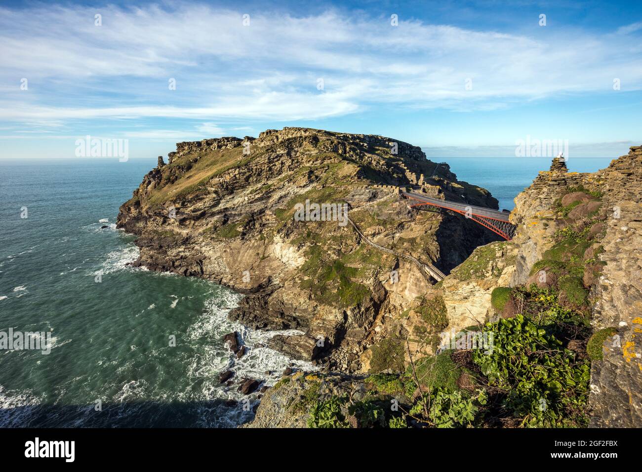 Tintagel; Island and Bridge; Cornwall; Royaume-Uni Banque D'Images