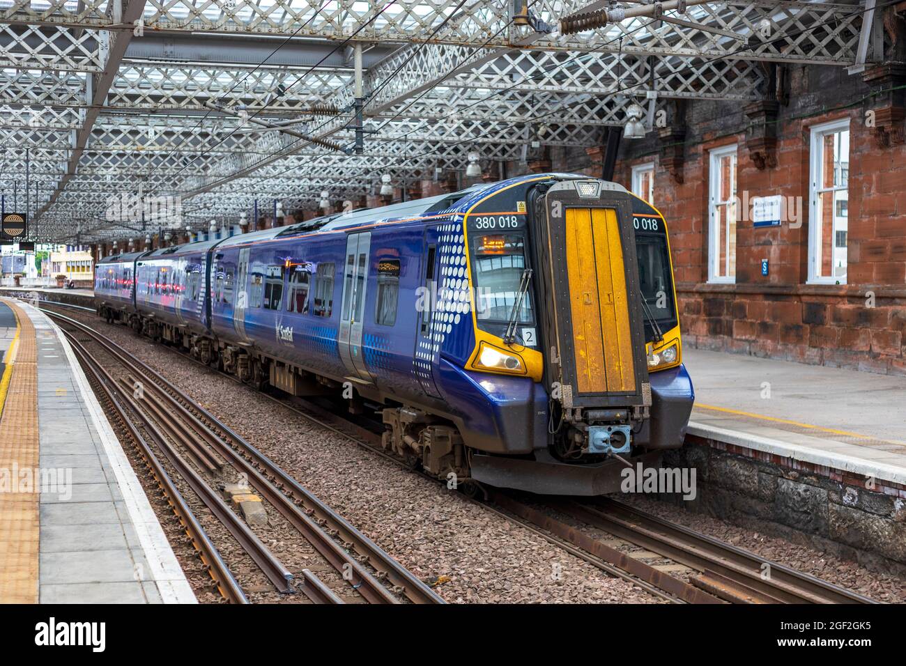 Le train ScotRail s'est arrêté à la plate-forme 4 de la gare de Paisley Gilmour Street, Paisly, Écosse, Royaume-Uni Banque D'Images