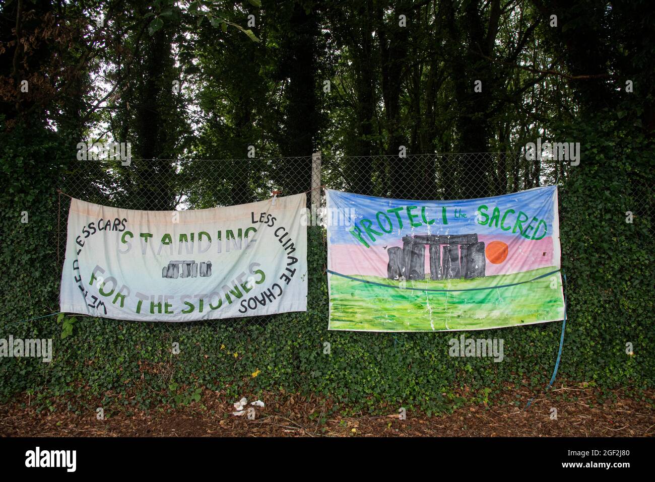 Des pancartes de protestation contre le dérèglement du tunnel Stonehenge. Amesbury, Wiltshire, Royaume-Uni. 2012. Banque D'Images