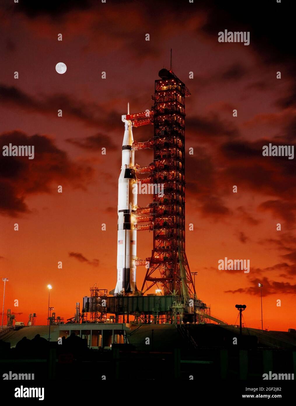 Vue en début de matinée de Pad A, Launch Complex 39, Kennedy Space Center, montrant Apollo 4 (vaisseau spatial 017/Saturne 501), mission spatiale orbitale terrestre sans pilote prête pour le lancement, avec une pleine lune dans la partie supérieure gauche de l'image. Le véhicule spatial Apollo/Saturn V de 363 pieds a été lancé à 7 h 00 h 01 (HNE), le 9 novembre 1967 Banque D'Images