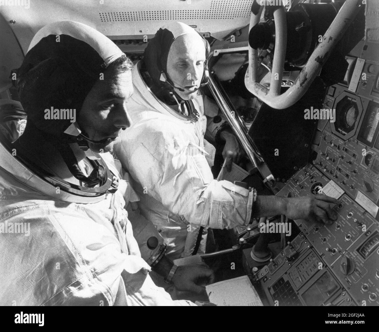 (3 avril 1969) --- deux membres de l'équipage principal Apollo 10 participent à une activité de simulation au Kennedy Space Center lors des préparatifs de leur mission lunaire sur orbite. L'astronaute Thomas P. Stafford, commandant de bord, est en arrière-plan; et en premier-plan se trouve l'astronaute Eugene A. Cernan, pilote de module lunaire Banque D'Images