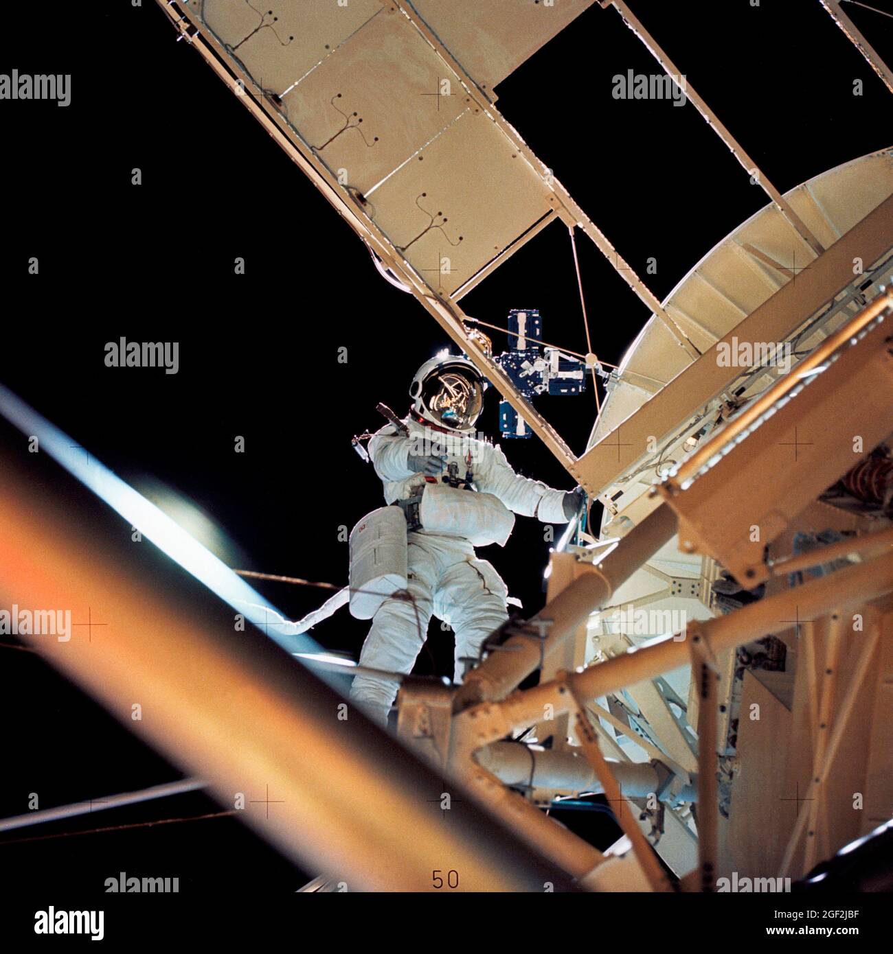 (Août 1973) --- l'astronaute Owen K. Garriott, pilote scientifique de Skylab 3, récupère une expérience d'imagerie du support de télescope Apollo (ATM) fixé au Skylab en orbite terrestre. Garriott’s était une activité extravéhiculaire spéciale (EVA) à retirer des magazines d’observation ATM/orbitant joints qui seront retournés sur Terre lorsque la deuxième dotation en personnel de la station spatiale Skylab aura été achevée. Banque D'Images