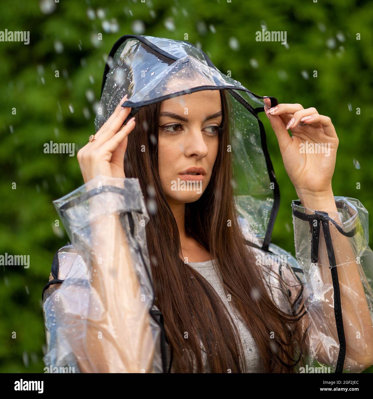 Jeune belle femme en imperméable à capuche le jour de la pluie Photo Stock  - Alamy