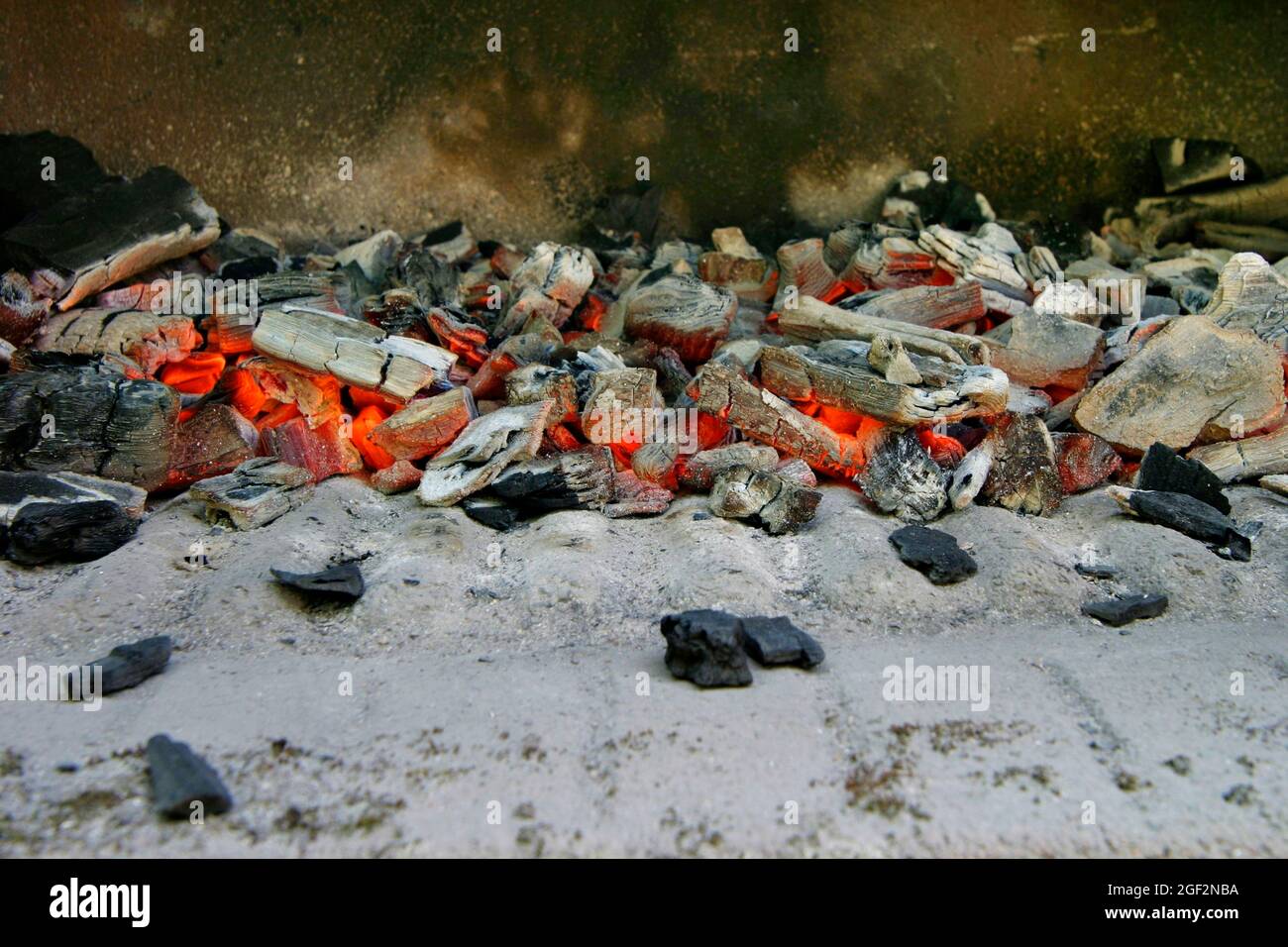 charbon de bois et d'ébres dans une cheminée au barbecue Banque D'Images