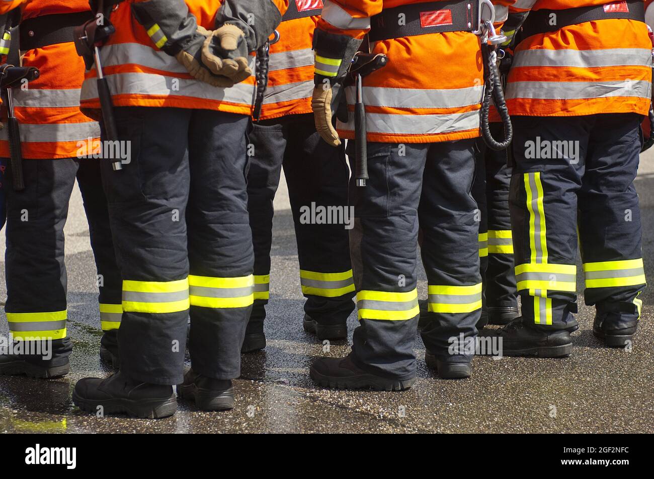 Pompiers debout ensemble, bandes rétroréfléchissantes et couleurs fluorescentes sur les vêtements de protection , Allemagne Banque D'Images