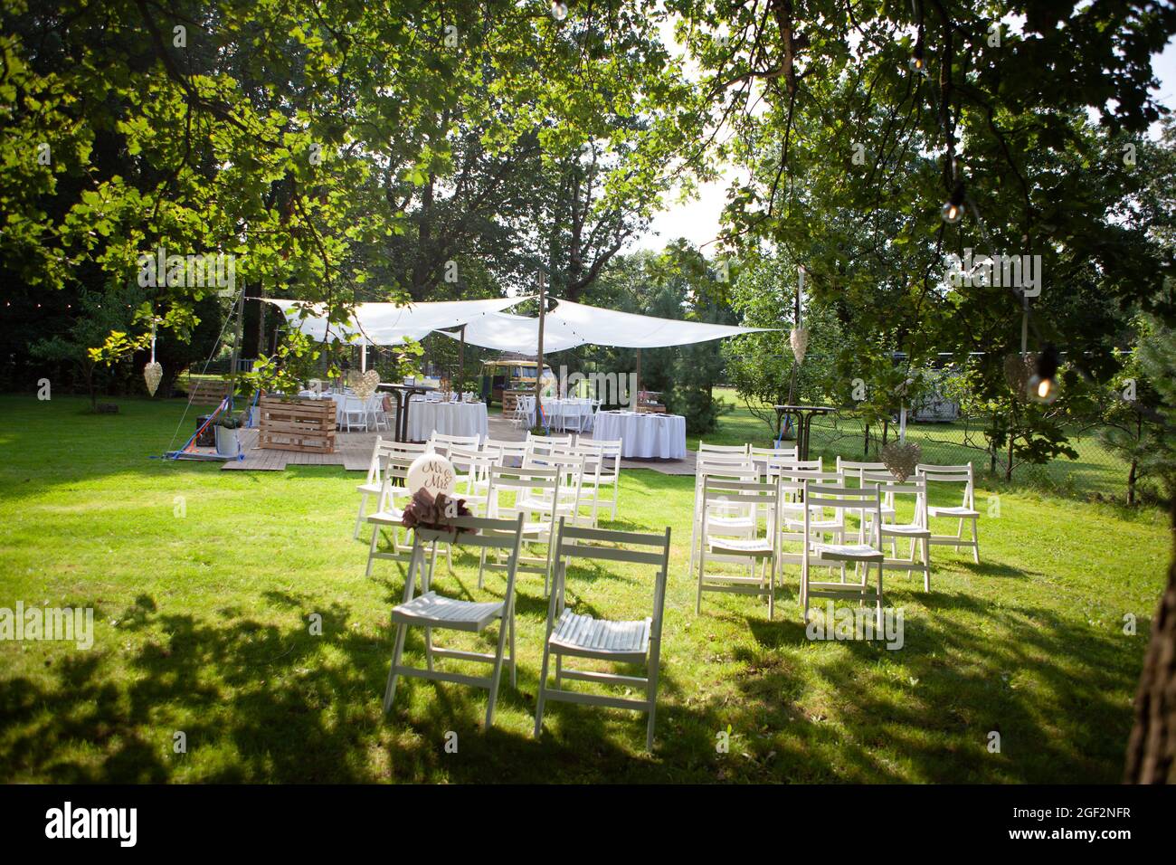 chaises de mariage, rangées à l'extérieur dans le parc, avec décorations faites à la main. Photo de haute qualité Banque D'Images