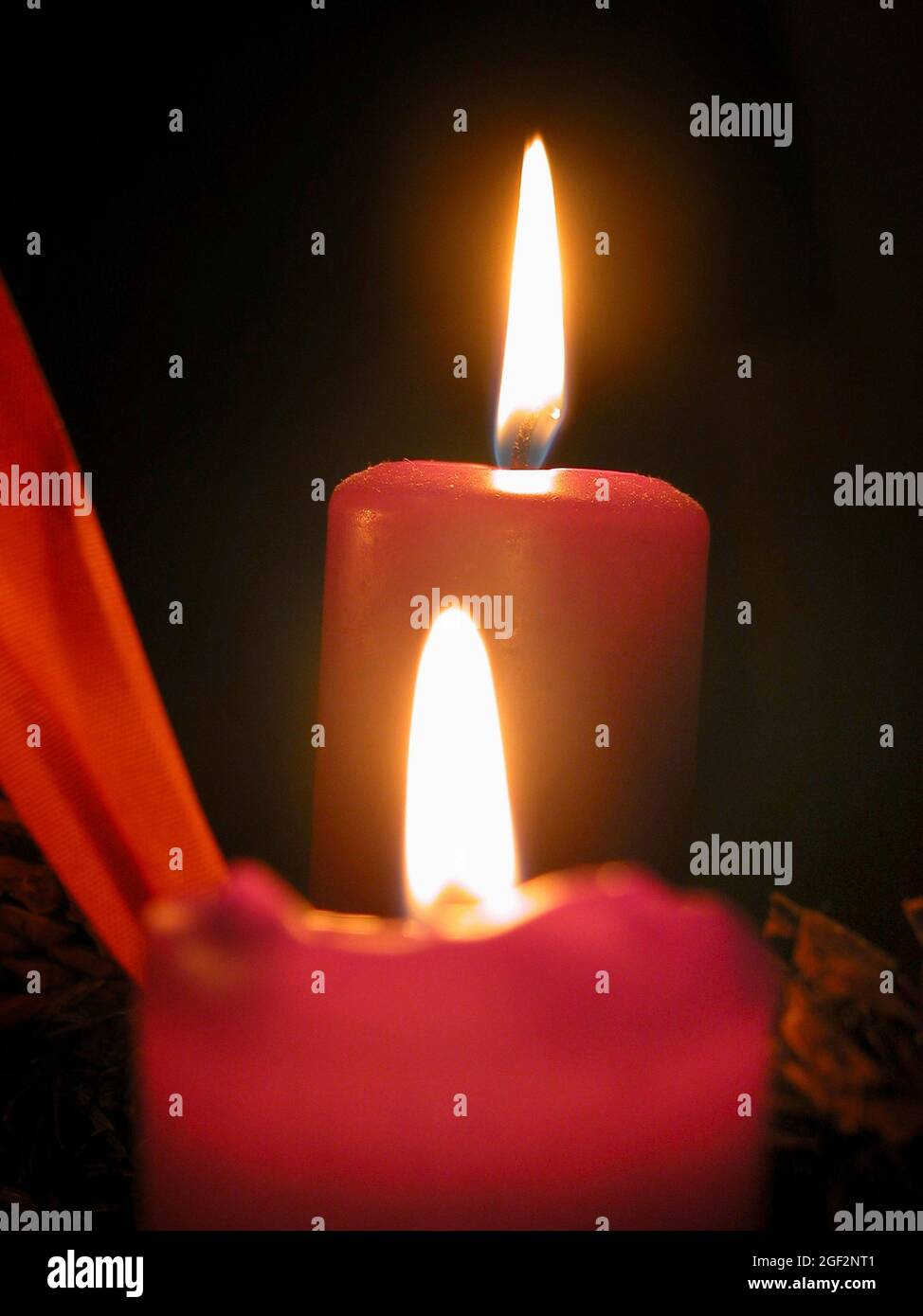 deux bougies allumées, flammes de bougie Photo Stock - Alamy