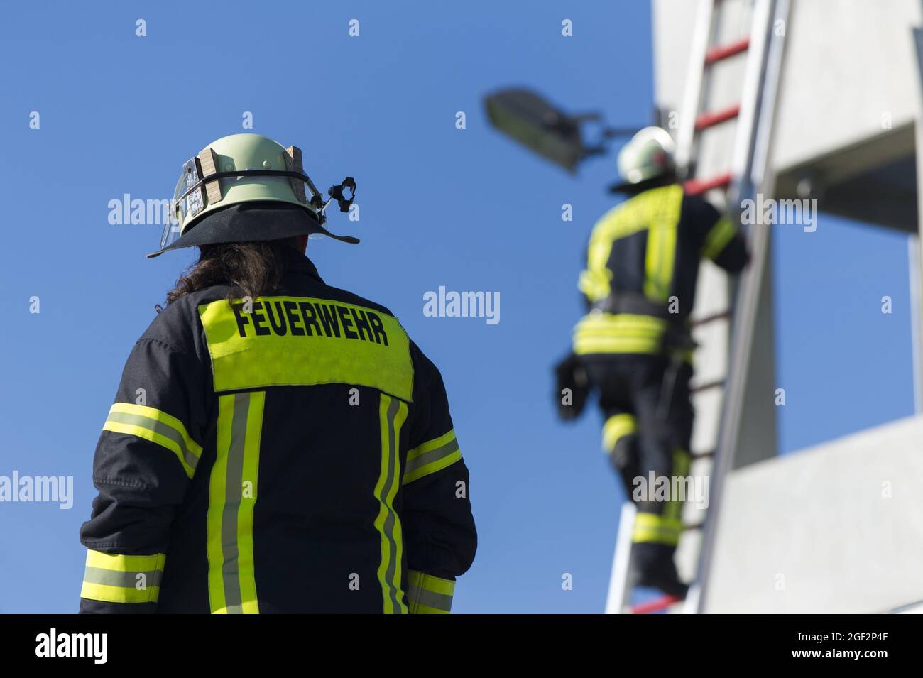 sauvetage d'une personne d'une maison par une échelle par les pompiers Banque D'Images