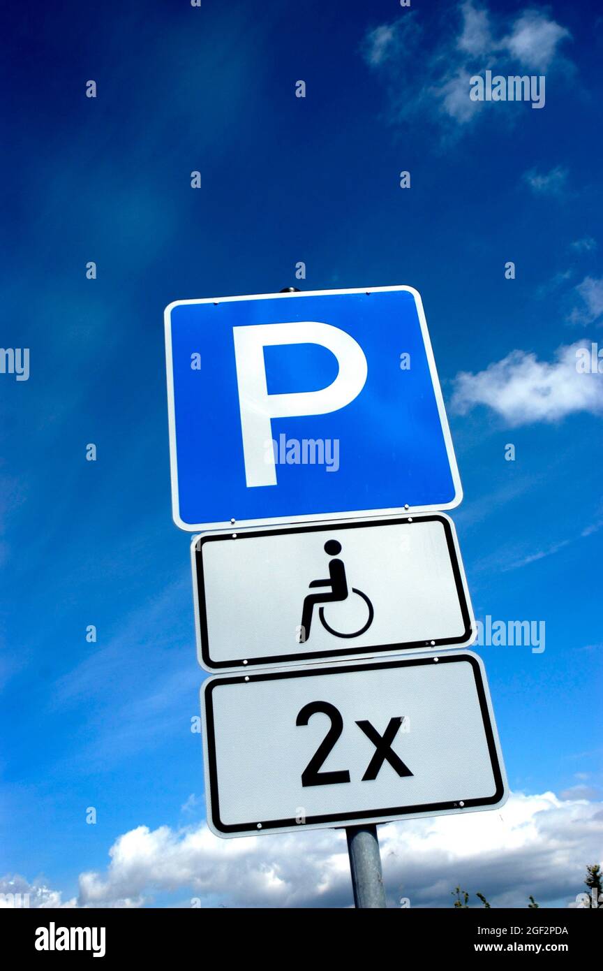 Panneau espace de stationnement pour personnes handicapées, Allemagne Banque D'Images