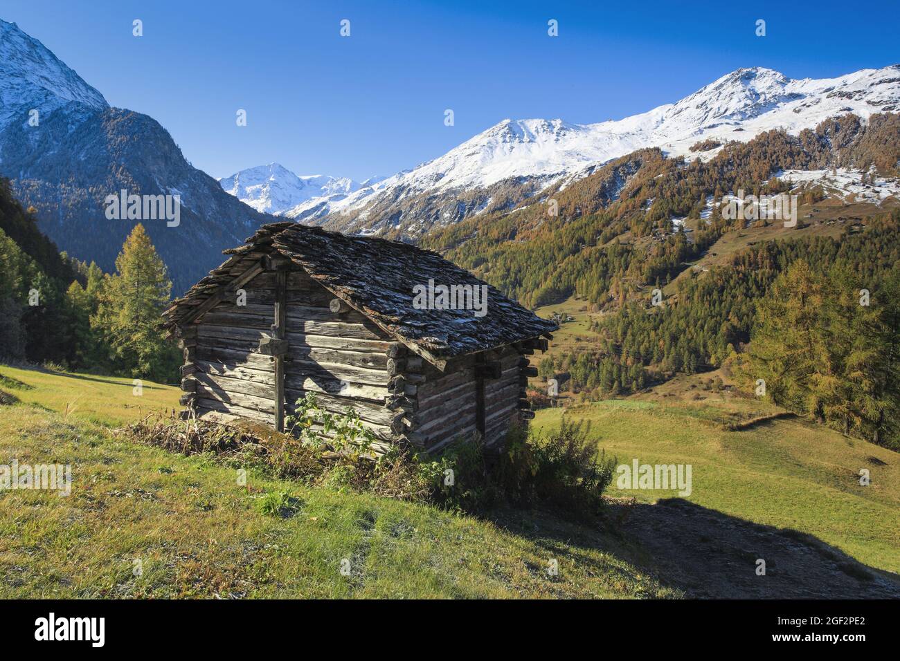 Cabane alpine dans le Val d'Herens d'automne avec la ligne d'Arolla enneigée en arrière-plan, Suisse, Valais Banque D'Images
