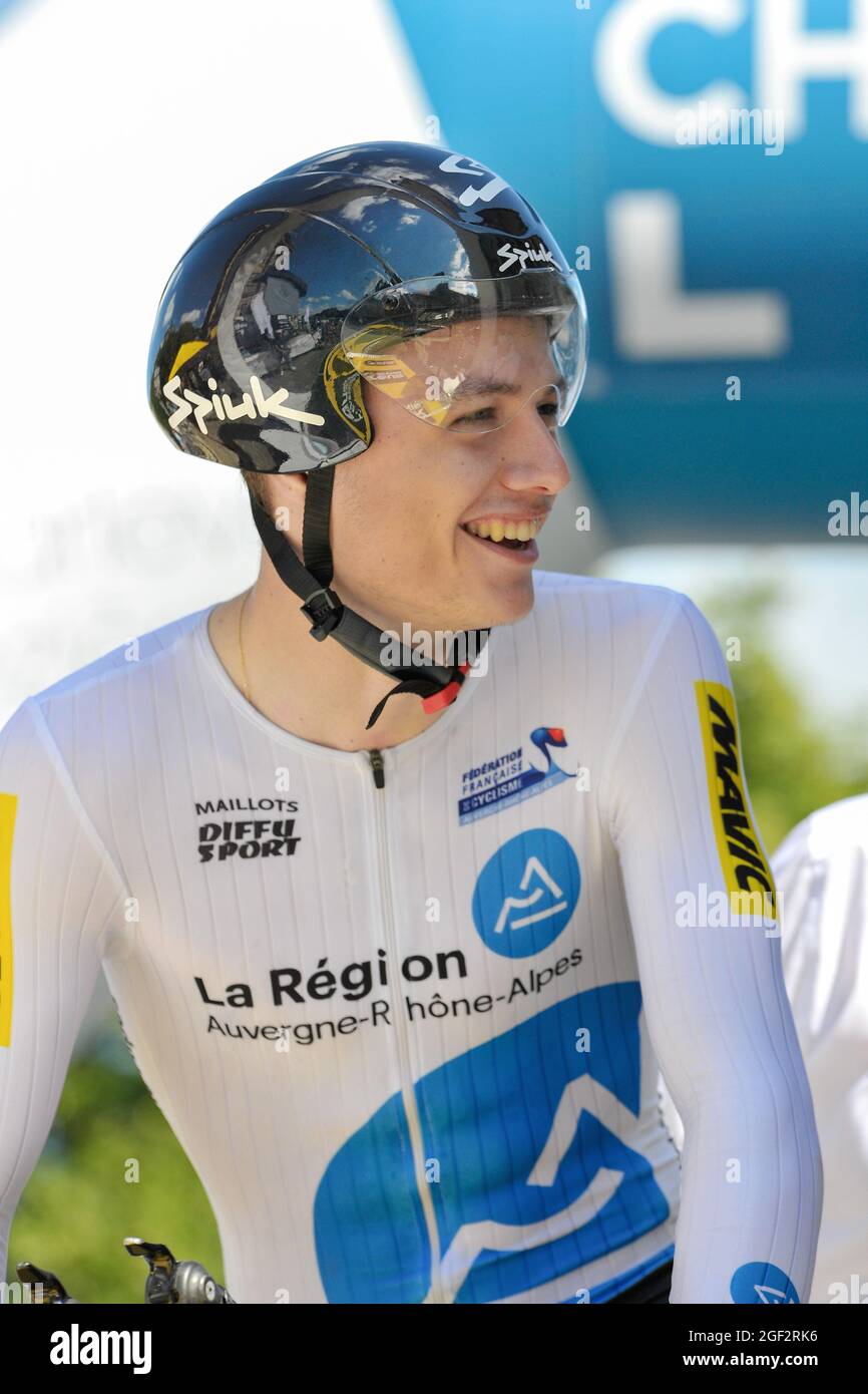 Noah Knech vu sourire au début du prologue. Le Tour de l'avenir est une course cycliste internationale par scène réservée aux coureurs de moins de 23 ans. Il a lieu en France du 13 au 22 août 2021. Le prologue du 13 août 2021 est un essai individuel de 5 km dans la ville de Charleville-Mézières. Banque D'Images