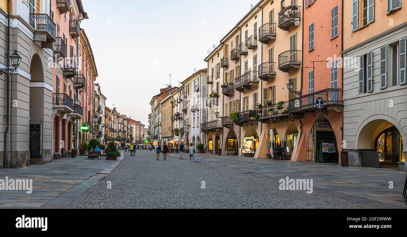 Les principales attractions touristiques de Cuneo: Le viaduc de Soleri, via Roma et la monumentale Piazza Galimberti Banque D'Images