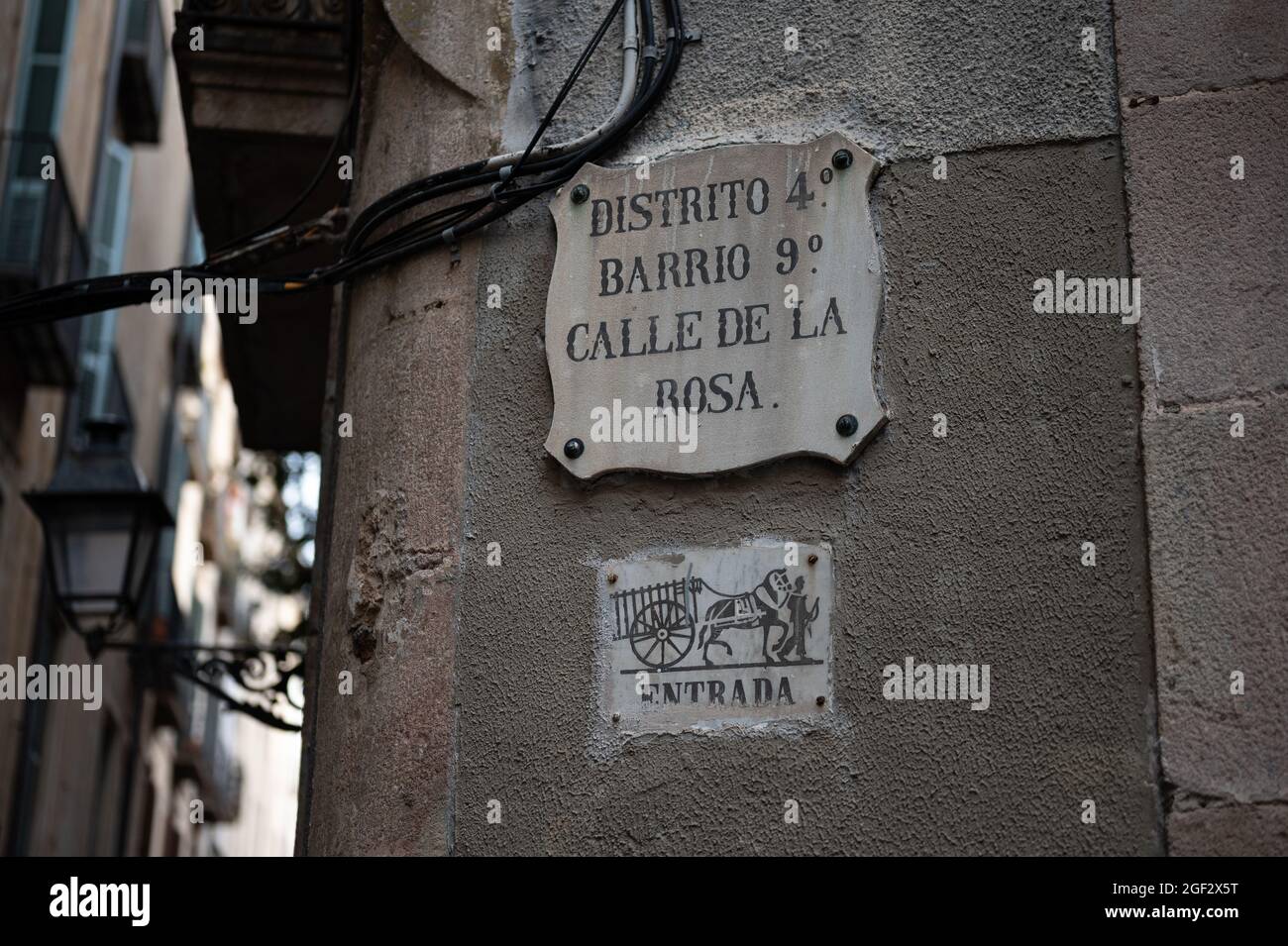 Photo à angle bas d'un panneau de repère sur la rue en Espagne Banque D'Images