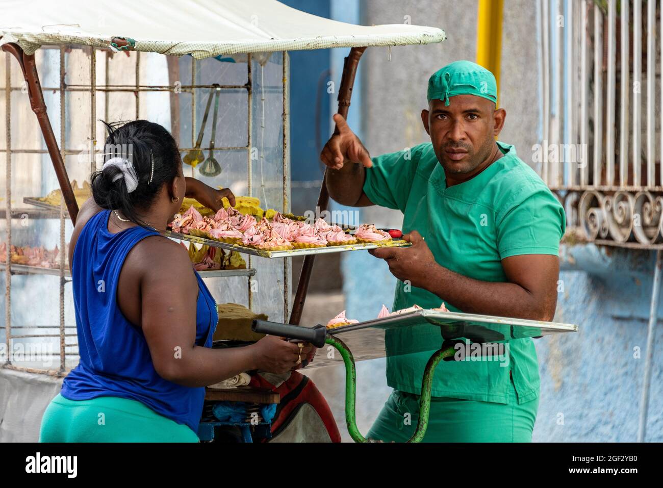 Homme vendant des pâtisseries dans une rue de la ville, Santiago de Cuba, Cuba, 21 novembre 2016 Banque D'Images