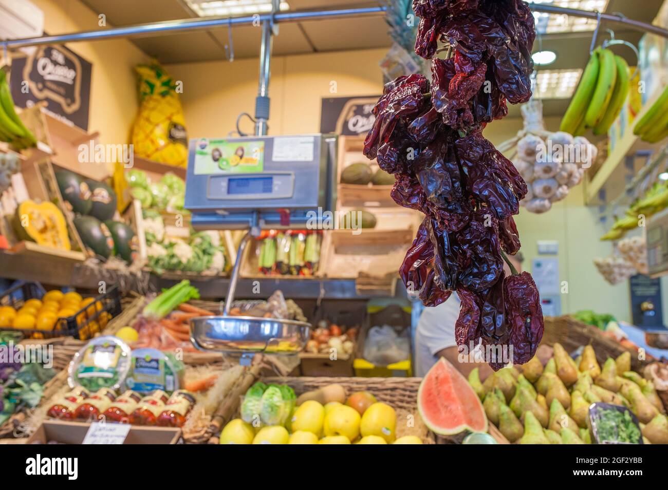 Des ñoras secs accrochés à la stalle du marché alimentaire. Variété Capsicum annuum. Mise au point sélective Banque D'Images