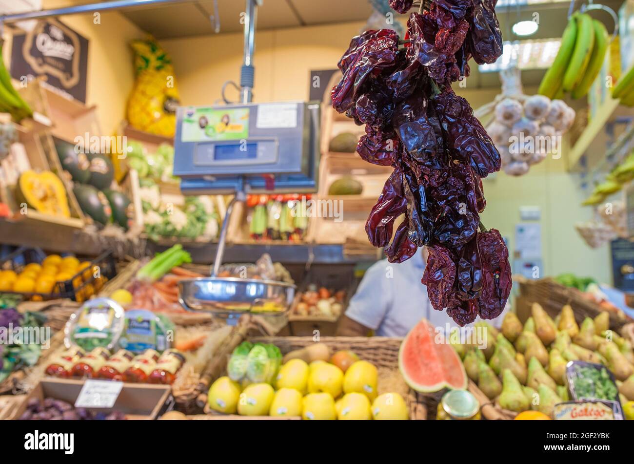 Des ñoras secs accrochés à la stalle du marché alimentaire. Variété Capsicum annuum. Mise au point sélective Banque D'Images