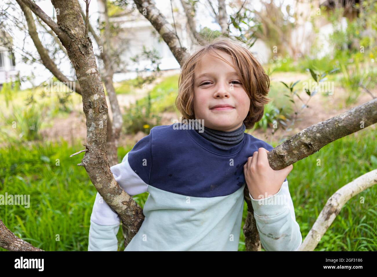 portrait d'un garçon de 7 ans sur le sentier de la nature Banque D'Images